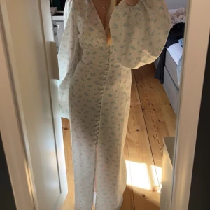 Långklänning från adoore i modellen Positano🤍 - Säljer nu min superfina långklänning från adoore då den var lite för liten för mig🤍 Klänningen är i modellen Positano i färgen Creme white🤍 Den är i storlek 32. Tyvärr så har jag klippt bort lapparna då den är använd vid ett tillfälle🤍 bara skriv om ni har några frågor☺️Priset går att diskutera🙌🏼