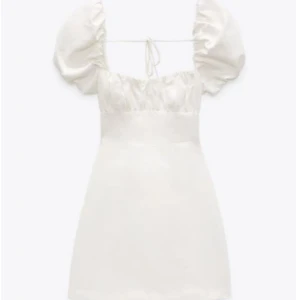 Vit kort klänning med puffärmar och snörning - Superfin vit kortklänning med puffiga ärmar och snygg snörning i ryggen. Den är köpt på Zara och den är i ett fint skick🫶🏼