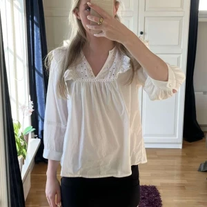 Vit blus - Säljer en vit jätte söt blus med trekvarts ärmar