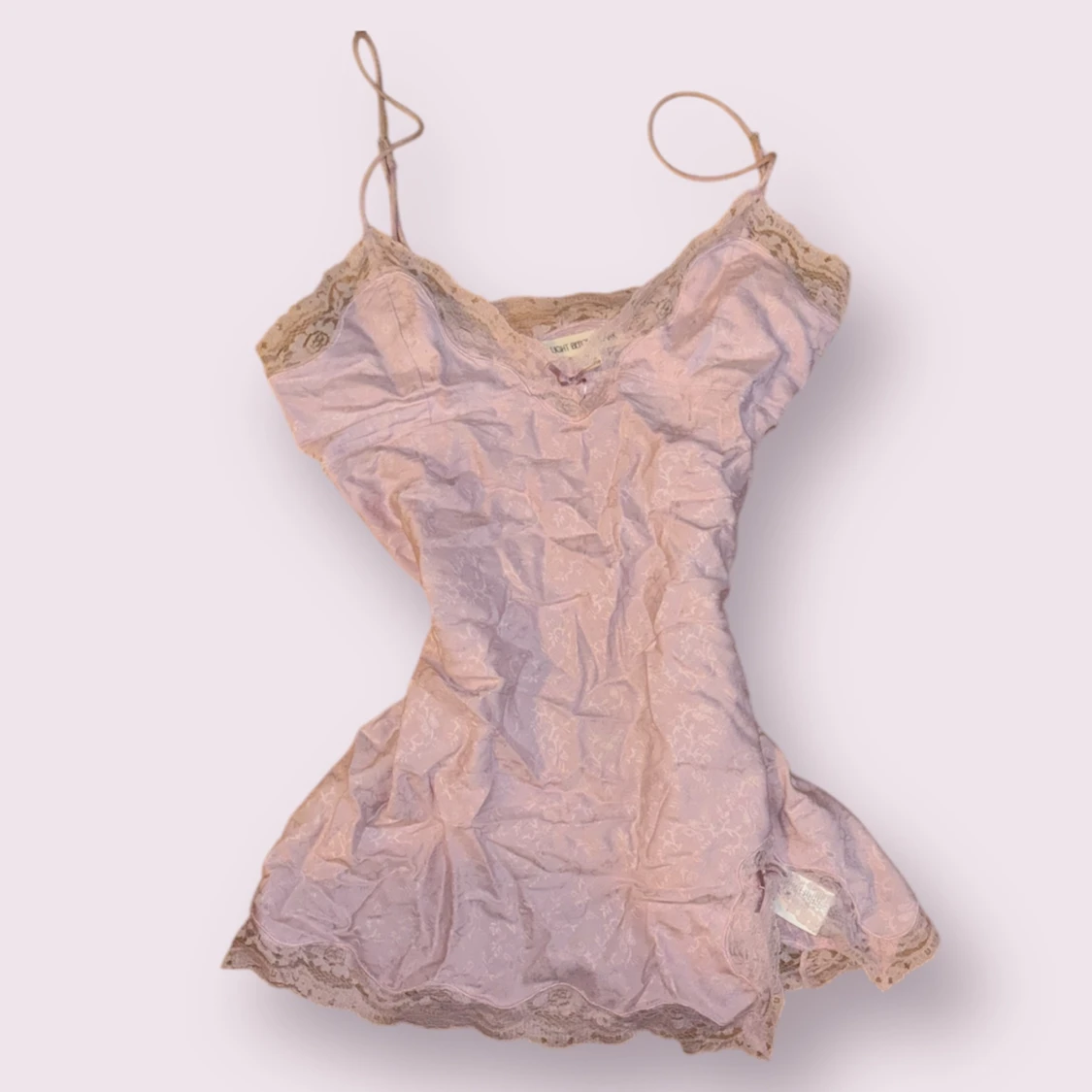 Ljusrosa linne klänning med spetsdetaljer