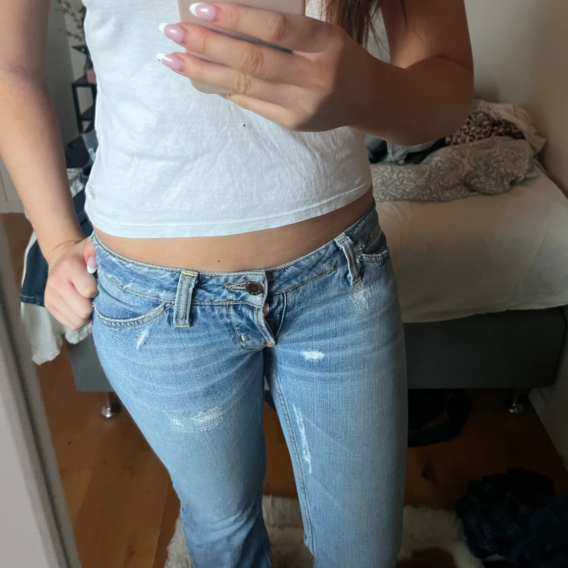 Blå jeans med slitningar  - 3