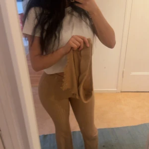 Beiga ribbade byxor - Säljer ett par beig dress, mycket mjuk och sitter bra på kroppen! Aldrig använt 