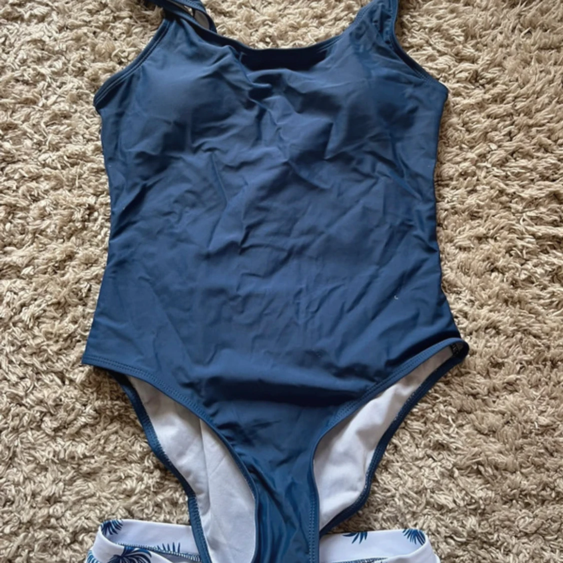 Blå baddräkt och vita badshorts med blått blad-mönster - 2