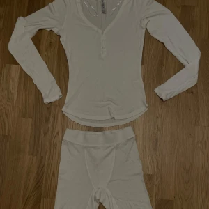 Pyjamas - Säljer en vit ribbad långärmad tröja och ett par shorts från Lindex. Mjukt och stretchigt material som sitter skönt mot kroppen. Använda en gång endast. Skriv för info/bilder!❤️