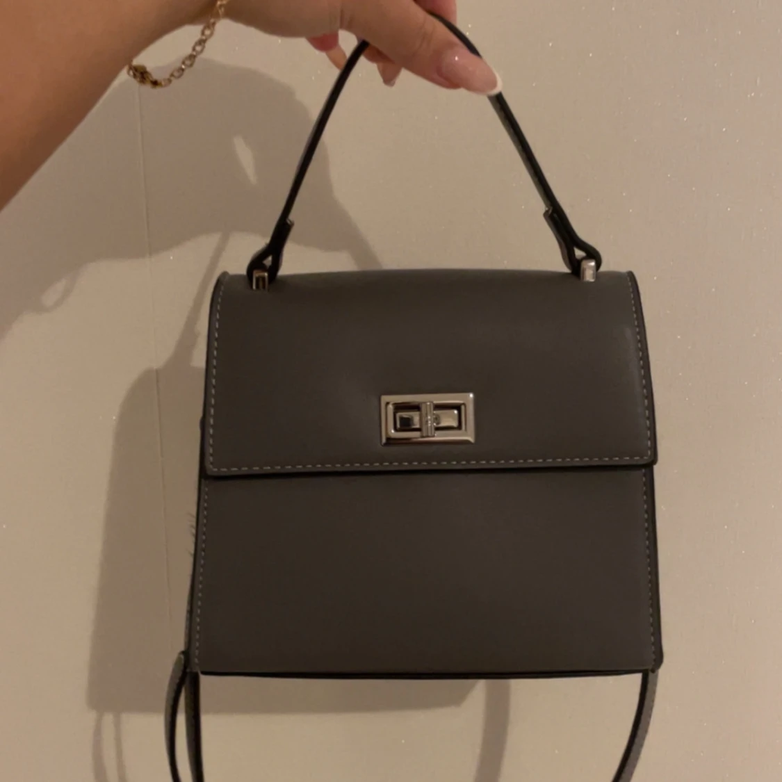 Grå handväska med silverdetaljer - 2