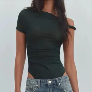 Grön body från Zara - Säljer denna gröna bodyn då den inte kommit till användning med lappen fortfarande kvar .