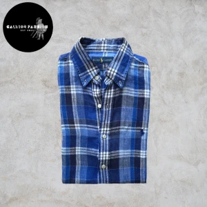 Ralph Lauren linne skjorta  - Blå-rutig skjorta från Ralph Lauren i storlek S, men sitter mer som en M/L, Ralph Lauren brukar va lite stora i storlek. 100 % linne, perfekt för sommaren! Skjortan är i mycket bra skick, inga fläckar eller defekter.                                                                                    ~                                                                                                Nypris ca 1200- 1500 kr, vårat pris 595 kr. Hör av dig om du vill ha mått eller har andra frågor.