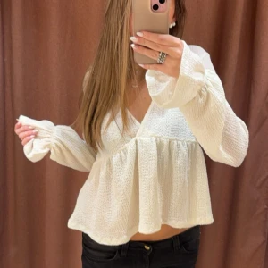 Vit blus från Gina tricot  - Säljer denna super söta blus då den inte kommer till användning 💞