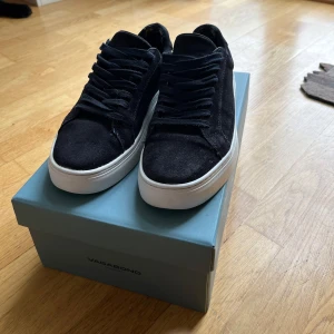 Vagabond skor - Säljer nu ett par marinblå Vagabond PAUL 2.0 i fint skick. Skorna är använda men väl omhändertagna. Innan jag lade ut denna annons gjorde jag rent skorna samt sprejade de med mocka-sprej. De enda slitagen är insidan av hälen högst upp (se bild 2) och lite på undersidan hälen (se bild 4 och 5). Skorna är i storlek 42, dock står det att de är storlek 40 men de är 2 storlekar större i storleken. Jag har storlek 42 i alla andra skor och dessa sitter bra på mig. Vid frågor hör av er 😊. Box ingår.