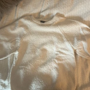 Vit stickad tröja från Lindex XS - Supermysig vit stickad tröja från Lindex i storlek XS. Tröjan har en rund halsringning och långärmade ärmar. Materialet var ”nopprigt” vid köp och är en del av plagget ursprungligen🥰🥰 Använd ett fåtal gånger.