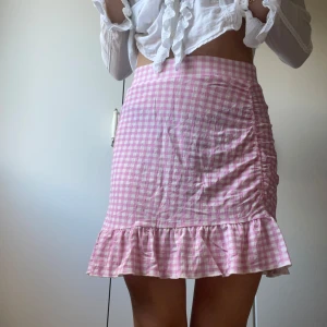 Kjol - Rutig kjol från Gina tricot, strl M men passar mig som har S vanligtvis❤️