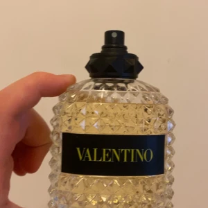 Valentino Uomo Born In Roma parfym - Exklusiv herrparfym från Valentino, Uomo Born In Roma. Flaskan är transparent med diamantmönster och svart etikett med guldtext. Svart spraykork med nitar. Kommer i elegant svart kartong med guldtext. Volym: 100 ml. Tillverkad i Frankrike. Kan diskutera pris ny pris 1400kr