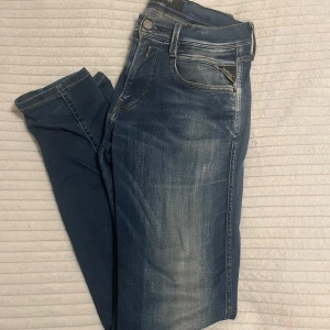 Replay anbass - Snygga blå jeans från Replay med coola slitningar och klassiska detaljer. Välj gärna via postnord så får du 50kr rabatt och då kan jag även skicka den snabbare