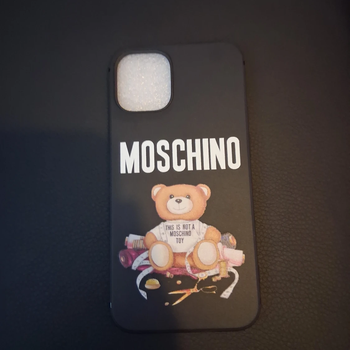 Moschino mobilskal till iPhone 12 mini