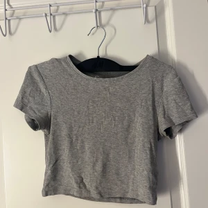 Grå ribbad croppad topp från H&M - Säljer en grå croppad topp i storlek S