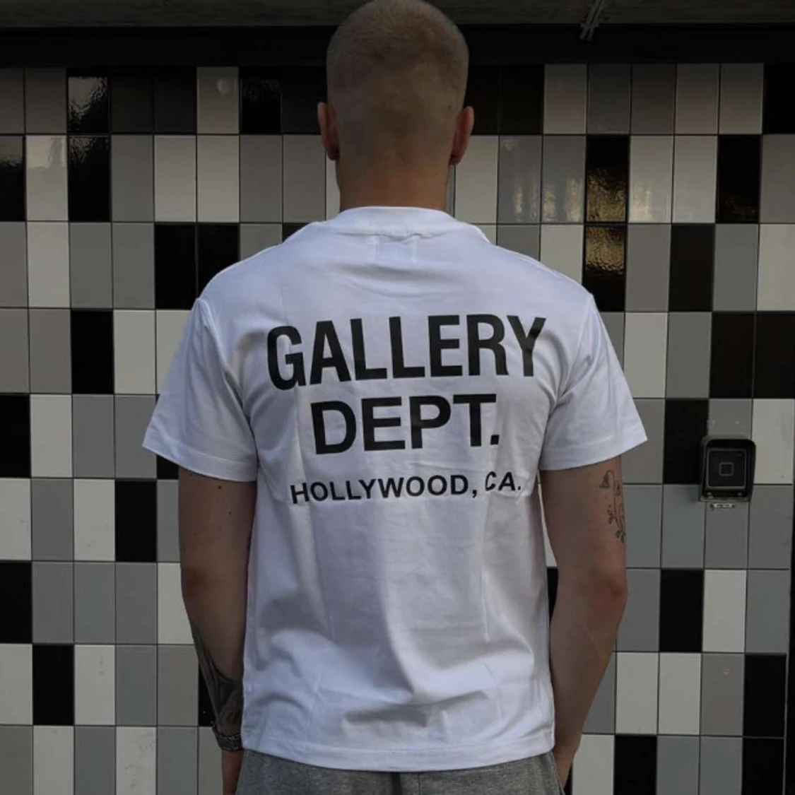 Vit t-shirt från Gallery Dept.