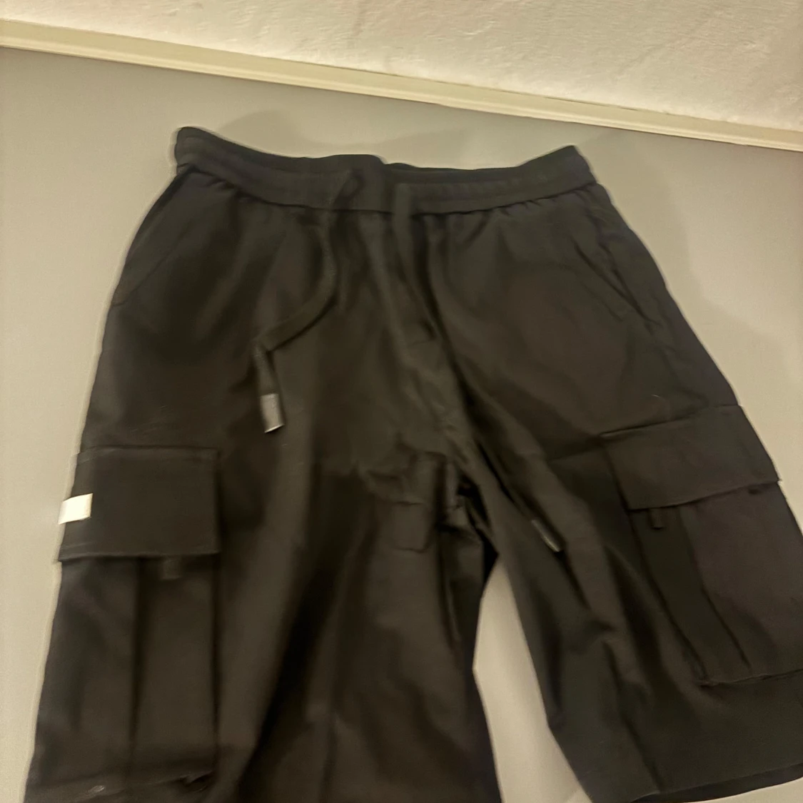 Svarta cargoshorts med snörning - 1