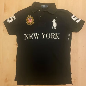 Svart Polo Ralph Lauren New York piké  - Custom fit Ralph Lauren piké i storlek M!