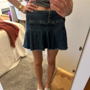 jeanskjol Gina tricot  - Lågmidjad jeanskjol från Gina tricot i strl xs🩷