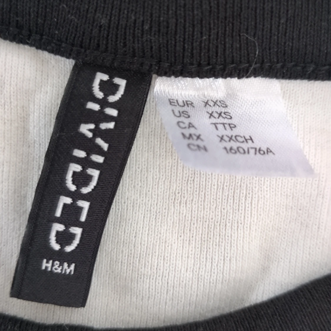 Vit och svart t-shirt med fe-tryck H&M - 2