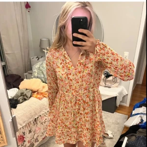 Blommig kortklänning från Wednesdays Girl - Supersöt kortklänning med blommigt mönster. köp flera plagg i bundles för ett billigare pris!❤️