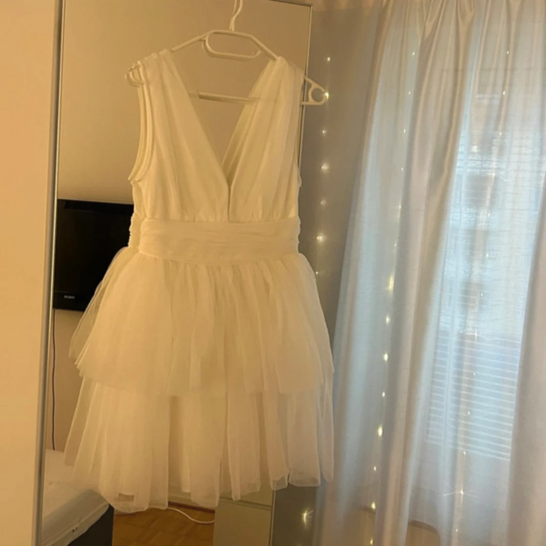 Vit kortklänning med volang och v-ringning - 1