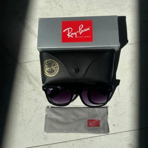 Ray-Ban Boyfriend Solglasögon  - Riktigt fräscha och eftertraktade solglasögon från Ray-Ban som är perfekt nu till sommaren. Aldrig använda. 