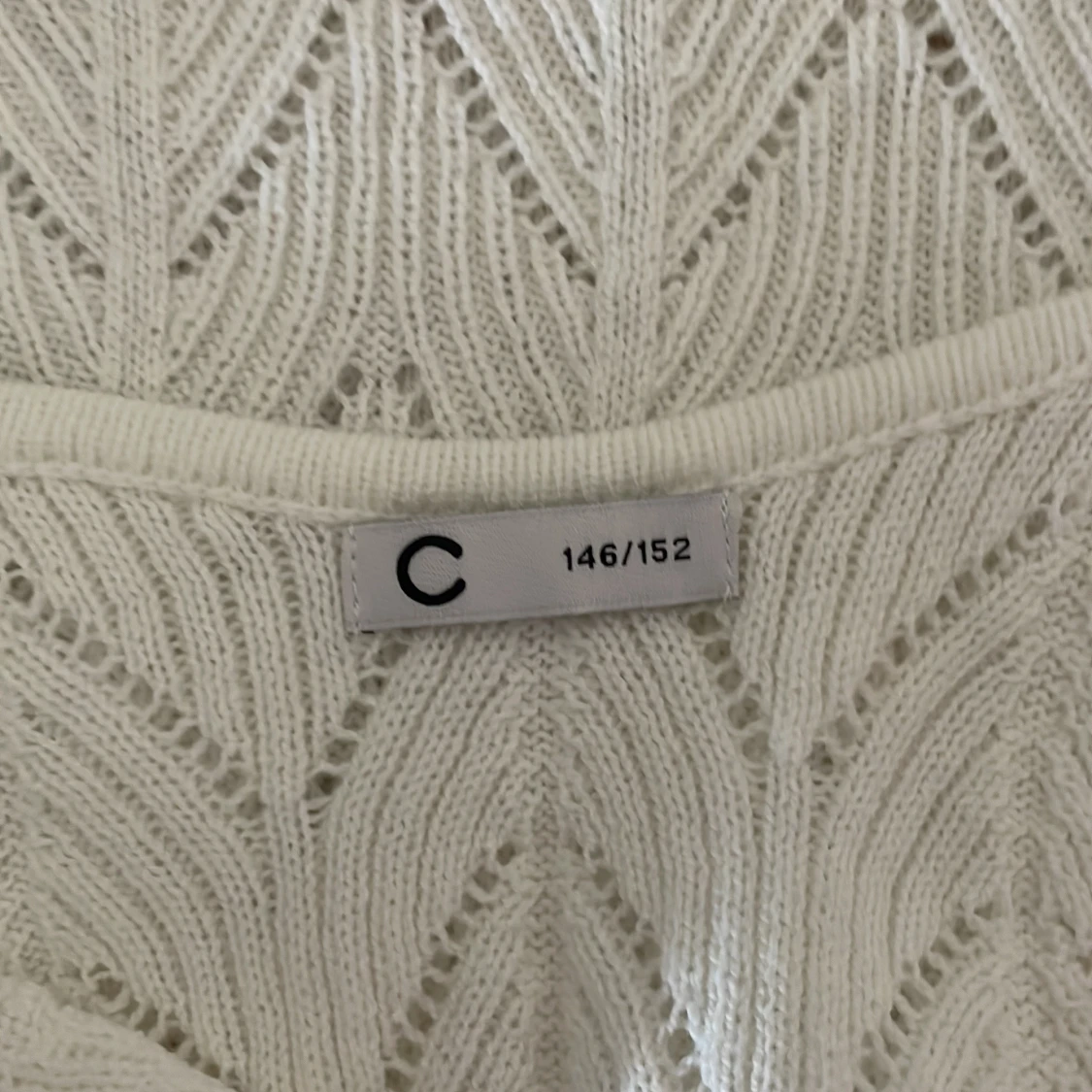 Vit stickad linnetopp med mönster - 2