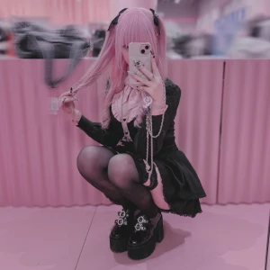 Honey pepper IX heart quake blouse jirai kei - Jirai kei blus från honey pepper IX i deras storlek S! Har en cool cut out på bröstet och kommer med avtagbar rosett!