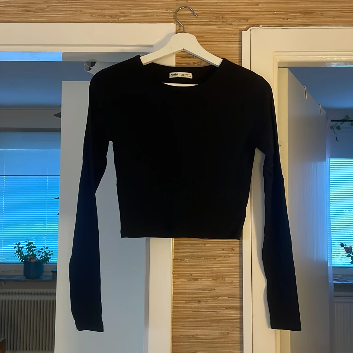 Svart croppad långärmad topp Pull&Bear