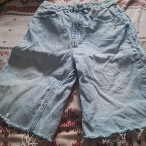 Ljusblå jeansshorts från INSIDE - Säljer ett par ljusblå jeansshorts från INSIDE med råa, fransiga benslut och klassisk femficksdesign. Shortsen har normal passform och är tillverkade i denim med slitna detaljer på bakfickan. Perfekta för en chill sommarlook. Köpte dessa för 200 men Pris går att diskutera.