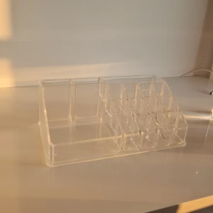 Transparent sminkförvaring i akryl - ✨ Helt ny och oanvänd sminkförvaring i akryl ✨ Superfin och praktisk för att hålla ordning på smink, pads, penslar m.m. Stilren design som passar alla rum💅  💖 Aldrig använd, endast uppackad 💖 Många fack i olika storlekar 💖 Tar lite plats men rymmer mycket  💫 Säljer pga platsbrist, skicka meddelande vid frågor!  