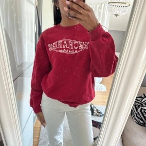 Röd sweatshirt med tryck från Ginatricot   - Röd sweatshirt med vitt tryck framtill. Tröjan har rund hals, långa ärmar och ribbade muddar vid ärmslut och nederkant. Superskönt verkligen!