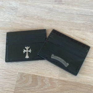 Svart kortfodral från CD - Säljer dessa riktigt snygga CD kortfordral som är ritkigt unika, båda två är likadana och i krokodil mönster, bara höra av sig vid funderingar 