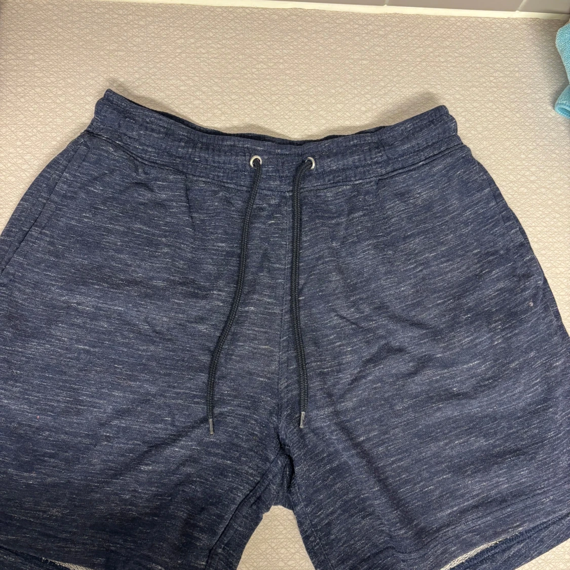 Mörkblå mjuka shorts med snörning