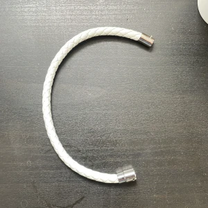 Vitt flätat armband med silverdetaljer - Snyggt vitt armband med flätad design och stilrena silverfärgade metalldetaljer i ändarna. Perfekt accessoar för att lyfta din outfit med en fräsch och modern touch. Armbandet har en enkel och clean look som passar till många stilar. Helt nytt