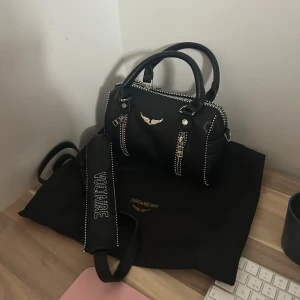 Sunny bag -  Säljer då jag sparar till annat och den kommer inte till användning längre , Det är en ganska gammal modell har jag för mig. Jag köpte den på Vinted för över ett år sedan och då sa hon att hon hade haft den i två år. Dust bag ingår🥰🥰🥰