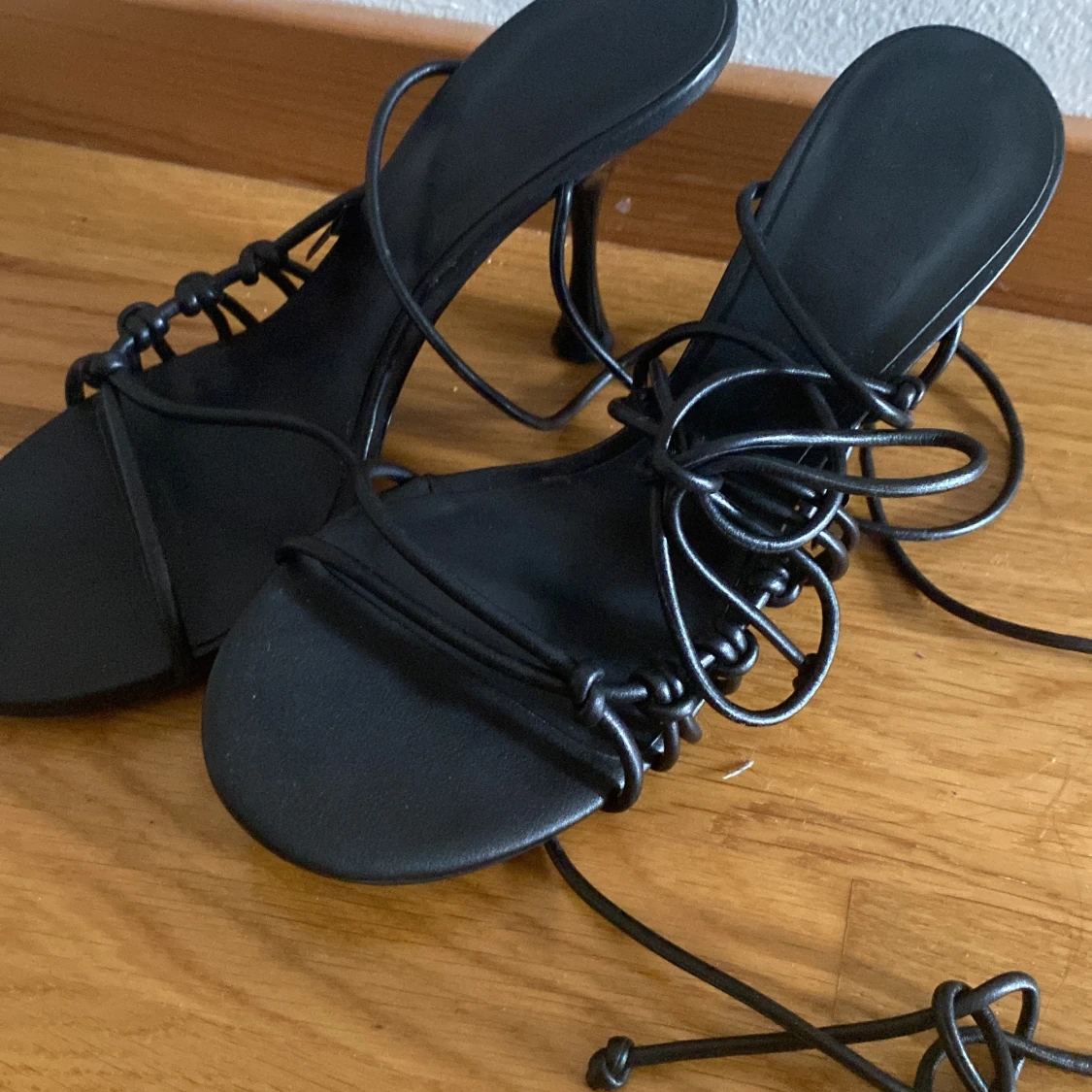 Svarta sandaletter med snörning från Mango - 3