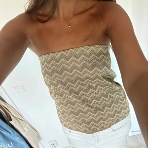 Beige zigzag bandeau tubtopp - Säljer denna fina kjolen men som jag använt som topp, så så fin nu i sommar men kommer tyvärr inte till användning för mig längre💕 Jag har vanligtvis S men skulle säga att den passar S-L