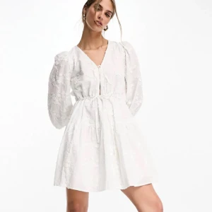 & other stories studentklänning  - Superfin och bekväm vit klänning från & other stories, perfekt till student eller konfirmation☺️ Passar olika storlekar då den har dragsko i midjan och resår på ärmarna! Använd 1 gång och fortfarande i superfint skick. Nypris 1 349kr och slutsåld. Den är förkortade i längden då den var väldigt lång i modellen, passar dig som är runt 166 som jag. Överdelen är i storlek 36 och kjolen är i storlek 40 men förkortad. Den är alltså ihopsydd för att passa i storlek. Perfekt för dig som bär stl 36-38