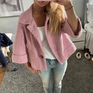 Rosa trakvartsärmad jacka - Superfin rosa trekvärtsärmad jacka! Köpt här på Plick så jag har lånat bilderna från förra säljaren. Många intresserade så det är först till kvarn som gäller💗Kolla min bio för mina standards!