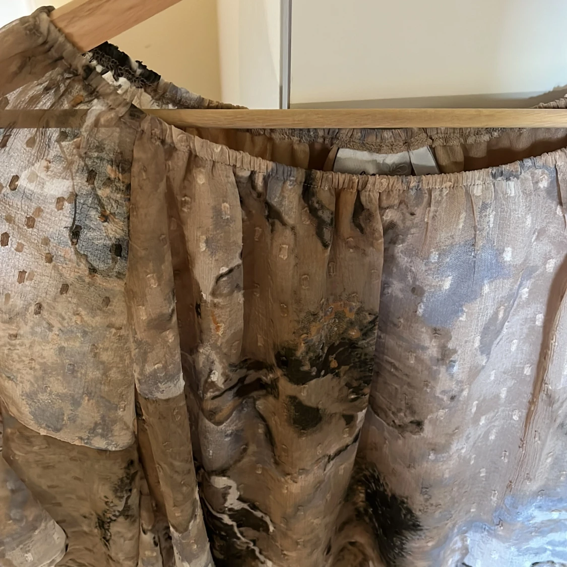 Beige blus med abstrakt mönster - 2