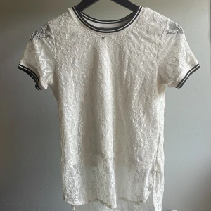 Guess T-shirt - Inga defekter, skriv vid funderingar❤️
