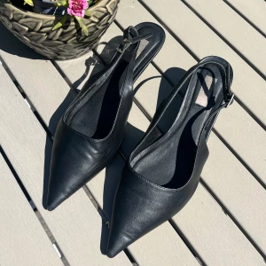 Svarta pumps  - Jättesnygga låga och bekväma klackar från Nelly! Perfekta för en utekväll eller på en middag ❤️😍klacken är ca 5 cm. Storlek 41 men passar mer 40 som jag har i och med att de är små i storlek. De är använda och har dessvärre defekter(se bild). Men de är fortfarande utöver klacken i superbra skick och redo att användas!