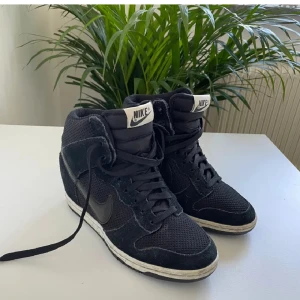 Nike Dunk sky high - Limited Edition svarta Nike Dunk Sky High med inbyggd platå. Storlek 36.