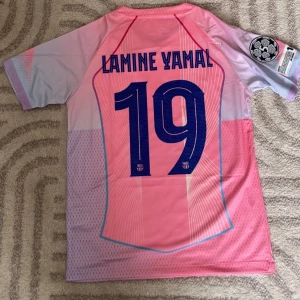 Lamine Yamal Barcelona special pink edition 26/25 - Replika Barcelona tröja helt ny med tags med Lamine Yamal på ryggen. För fler bilder eller frågor tveka inte att skriva i dm. Fler tröjor i profilen. Se bio för tvätt anvisningar.