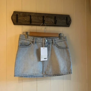 Ljusblå jeanskjol från Filippa K - Super fin ljusblå jeanskjol från Filippa K som är för liten för mig, aldrig använd 