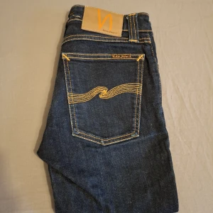 Nudie jeans  - Snygga Nudie jeans perfekt till sommaren väldigt fint skick😍