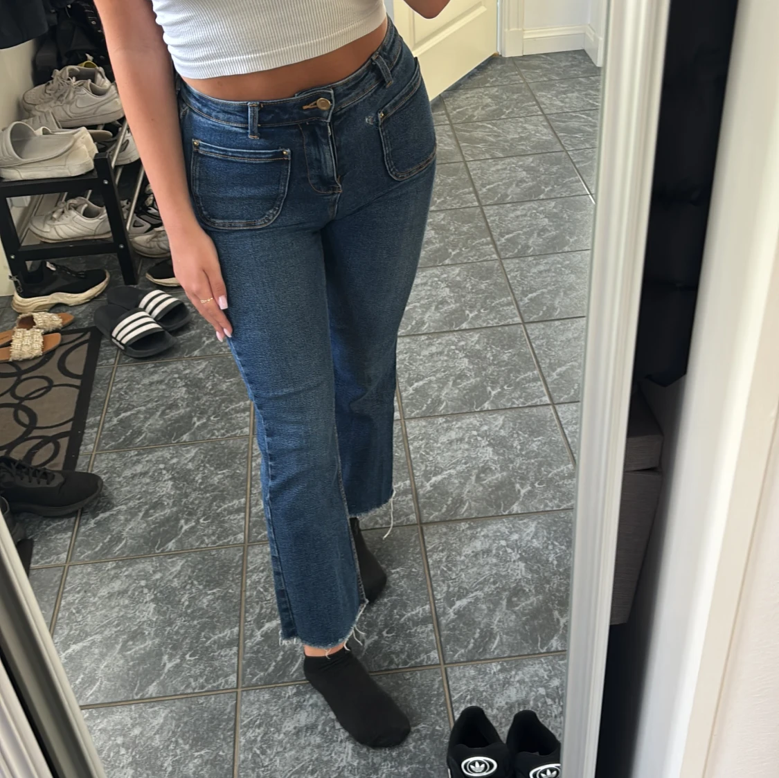 Blå raka jeans med rå kant