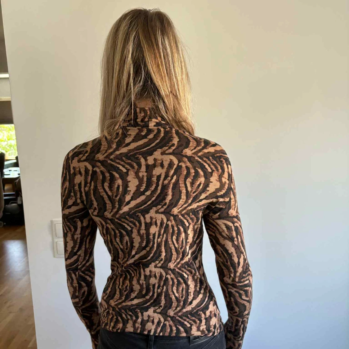 Zebramönstrad polotröja i brunt och svart - 2